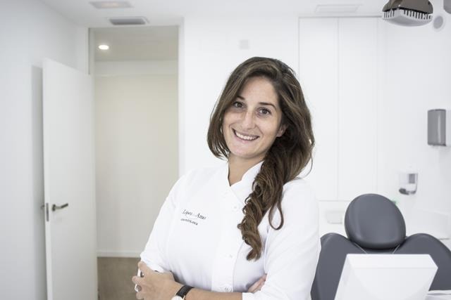 Blanca López Lorente, odontóloga con uniforme blanco en gabinete dental