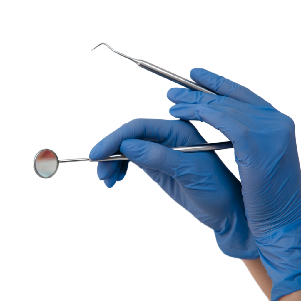 Instrumental de clínica dental en manos con guantes azules, con espejo y sonda